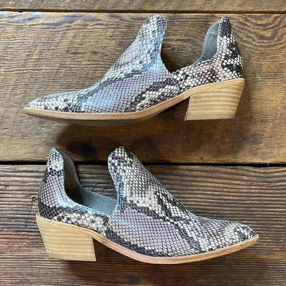 CHINESE LAUNDRY FOCUS SNAKE PRINT CUT OUT ANKLE BOOTIES